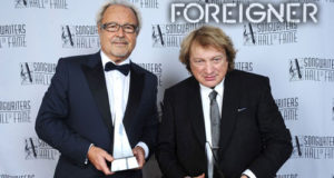 Lou Gramm revela que fue excluido del clásico de FOREIGNER "I Want To Know What Love Is". Disco en solitario del ex- YES Tony Kaye. Fallece el bajista de IRA y promotor mexicano Adán Moreno.