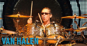 Alex Van Halen recuerda como entró David Lee Roth en VAN HALEN. Se retrasa la biografía de Erik Grönwall. VIDRES A LA SANG estrenan vídeo.