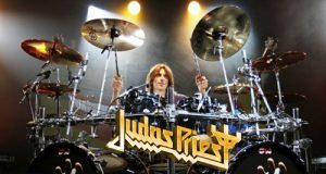 Scott Travis explica porque JUDAS PRIEST no tocan temas de Tim “Ripper” Owens. Novedades de XTASY. Segundo disco de A-Z.