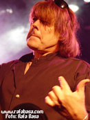 Don Dokken mulndo a su guitarrista. Foto: Basa