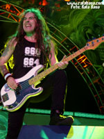 Steve Harris de Iron Maiden. Foto: Basa