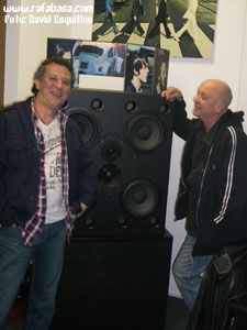 Tony Urbano (bajista) y Manolo Camacho (productor e ingeniero de sonido) de LEÑO