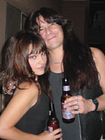 ÁLEX NELSON, guitarrista de LIZZY BORDEN con su chica